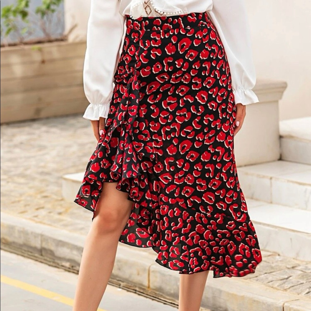 Women’s Red and Black Leopard Animal Print Skirt Lined With Shorts Size Large